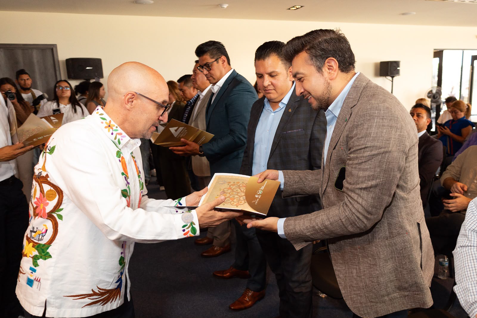 Salvador Santos Cedillo firma pacto por la prosperidad, la justicia económica y la seguridad de Tlaxcala